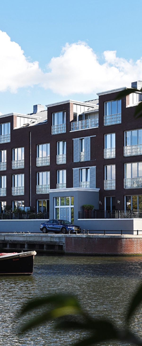 Woningen vanaf de waterkant te zien waar mensen in een bootje varen